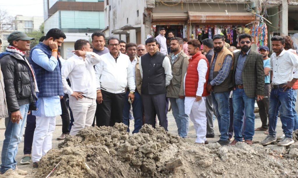 सड़क निर्माण कार्य मई तक पूरा करेंः महापौर