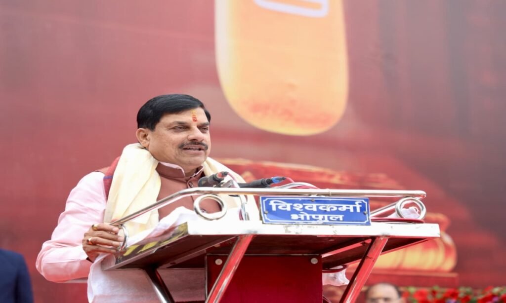 रविंद्र भवन में आयोजित सोमनाथ ज्योतिर्लिंग रुद्र पूजा में शामिल हुए सीएम डॉ यादव