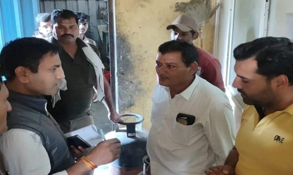 महू की दद्दू बेकरी पर खाद्य विभाग का छापा, भारी गंदगी मिली