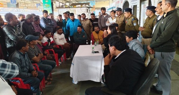 रेलवे स्टेशन पर पार्किंग व यातायात सुधार को लेकर सख्ती