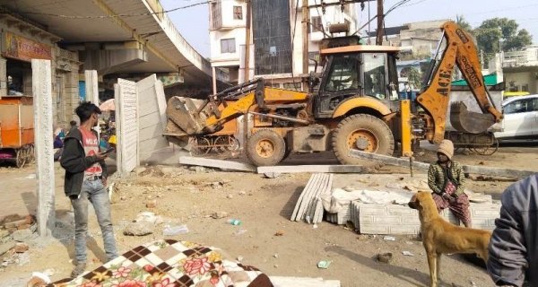 अवैध बाउंड्रीवॉल पर चली निगम की जेसीबी