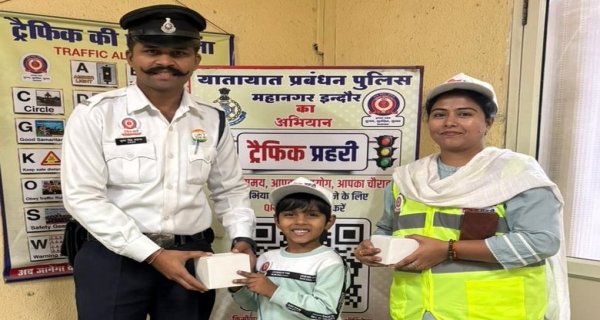 ट्रैफिक प्रहरी अभियान से जुड़कर माँ–बेटे ने पलासिया चौराहे पर दिया सड़क सुरक्षा का संदेश