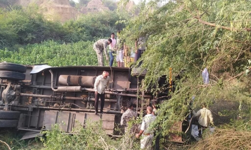 मिनी बस इटावा रोड पर डंपर से टकराई, 15 घायल