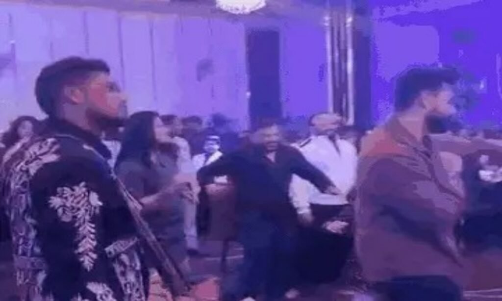 नए साल के स्वागत में डीजे पर थिरके कपल्स, पुलिस रही अलर्ट