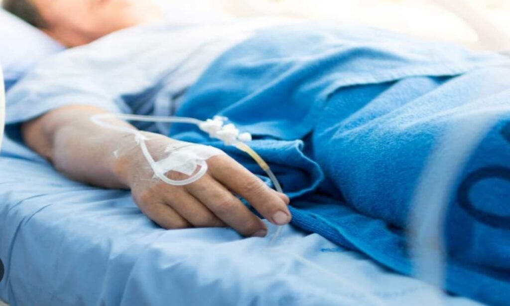 गला कटे युवक ने बिल्डिंग से लगाई छलांग, हालत नाजुक