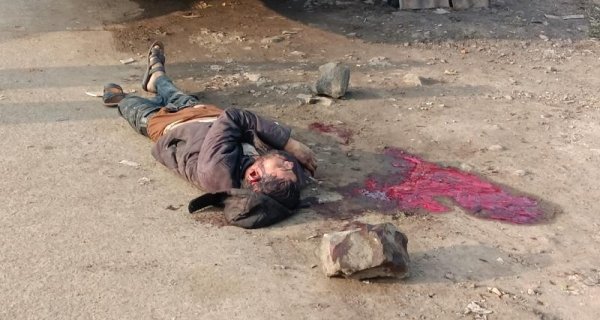 सिर पर पत्थर पटक कर युवक की हत्या