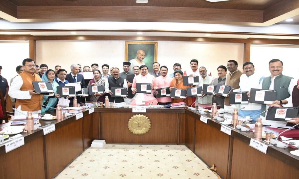 कैबिनेट बैठक में दिखी डिजिटल पहल की झलक, मंत्रियों ने टैबलेट के साथ कराया ग्रुप फोटो