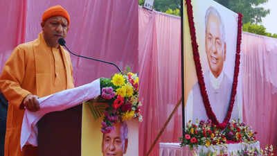 योगी ने कल्याण सिंह को भावभीनी श्रद्धांजलि