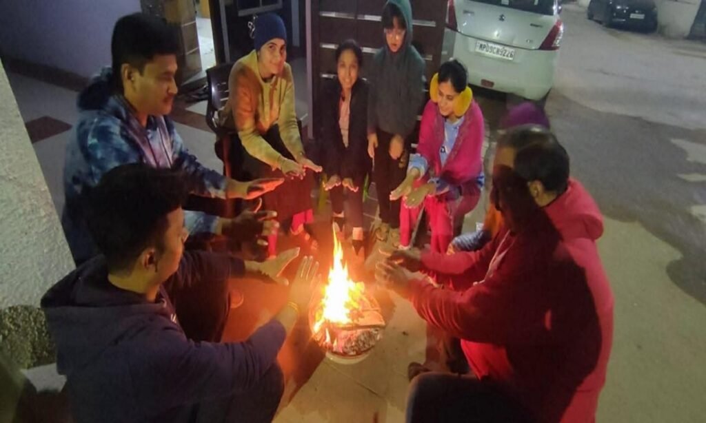 शीतलहर से कंपकंपाया शहर, दिन का तापमान 3 डिग्री गिरा