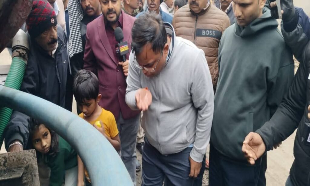 पानी जांच के लिए कोलकाता से आया वैज्ञानिकों का दल