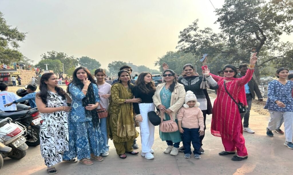 नए साल पर सांची सतधारा स्तूप को निहारने पहुंचे लोग, पर्यटकों की उमड़ी भीड़