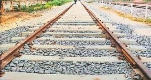 में रेल की पटरी पर लेटा हूँ” व्हाट्सएप ग्रुप में निगमकर्मी ने आधी रात किया मैसेज, निगमायुक्त ने बचाई जान