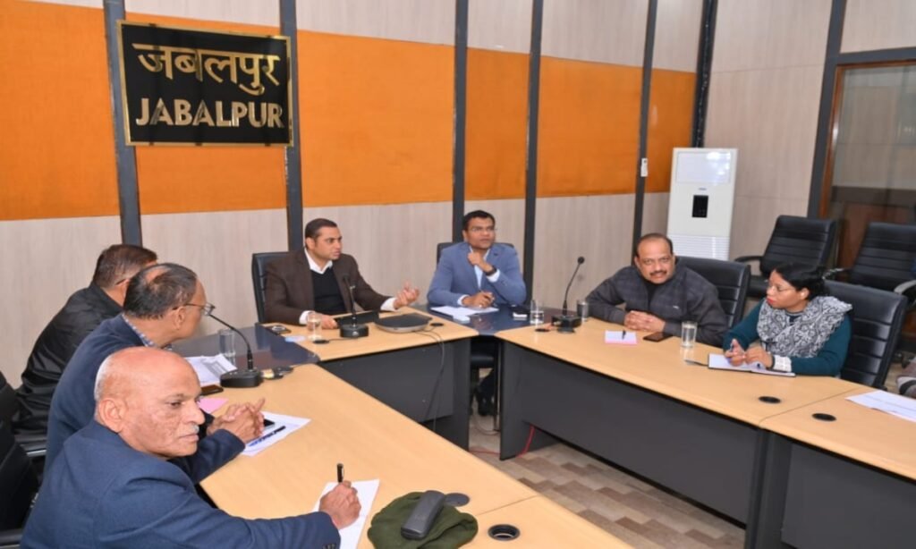 कलेक्टर और निगमायुक्त ने की विकास कार्यों की समीक्षा