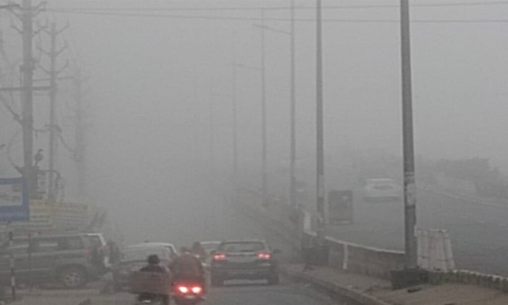 भोपाल में घना कोहरा, विजिबिलिटी घटी, ठंडक ने बढ़ाई परेशानी