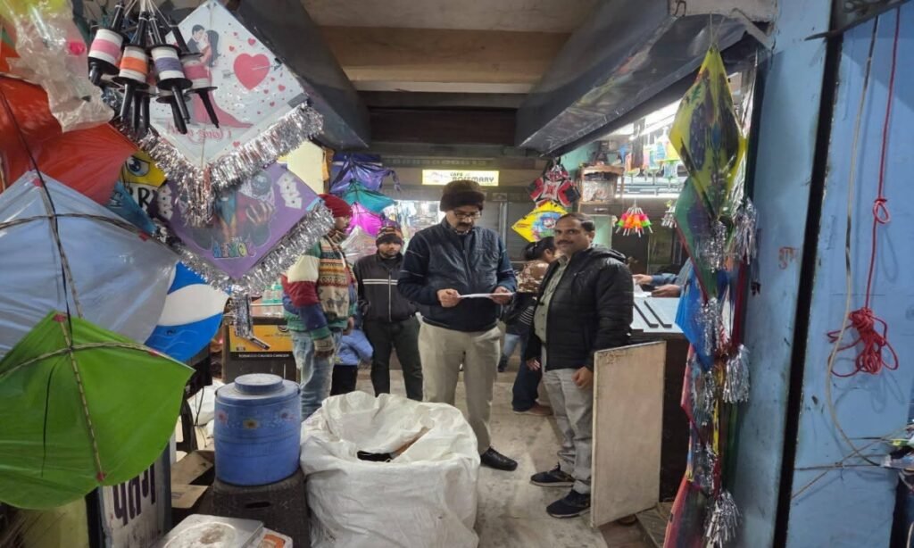 पतंग की दुकानों पर चाइनीज मांझे की जांच