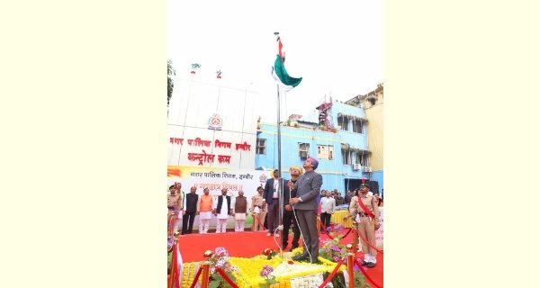 ननि में शान से लहराया तिरंगा, महापौर पुष्यमित्र भार्गव ने किया ध्वजारोहण
