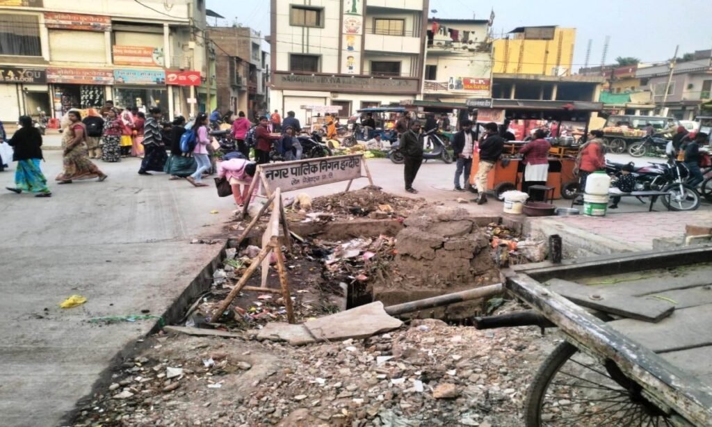 नंदबाग में गटर में से गुजर रही नर्मदा, नगर निगम की अनदेखी से लोगों का जीना मुहाल