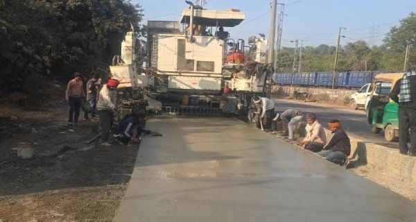 झांसी रोड में बाधक बने अतिक्रमण को खुद हटा रही जनता