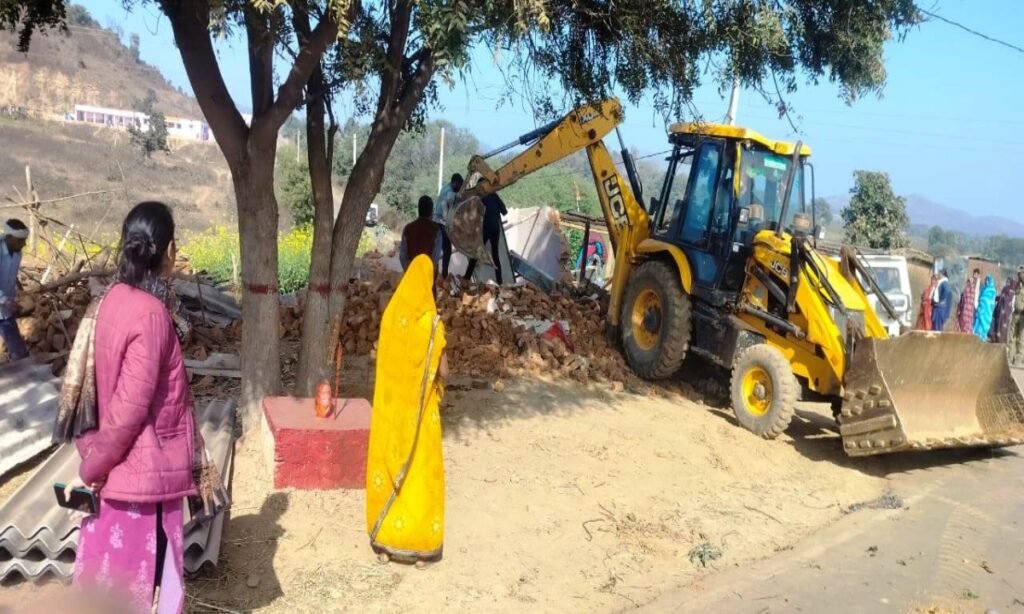 खिरवा गांव में शासकीय भूमि से हटाया अतिक्रमण, प्रशासन ने की कार्रवाई