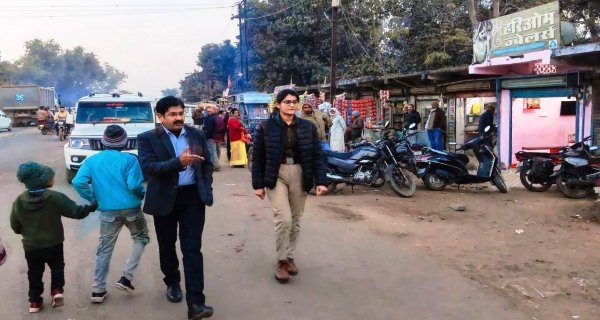 देवसर बाजार में फुटपाथों की स्थिति सुधारने प्रशासन का पैदल निरीक्षण