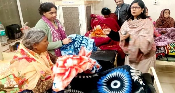 कलेक्टर ने किया जिला अस्पताल का निरीक्षण, ठंड से ठिठुर रहे अटेंडरों को बांटे कंबल