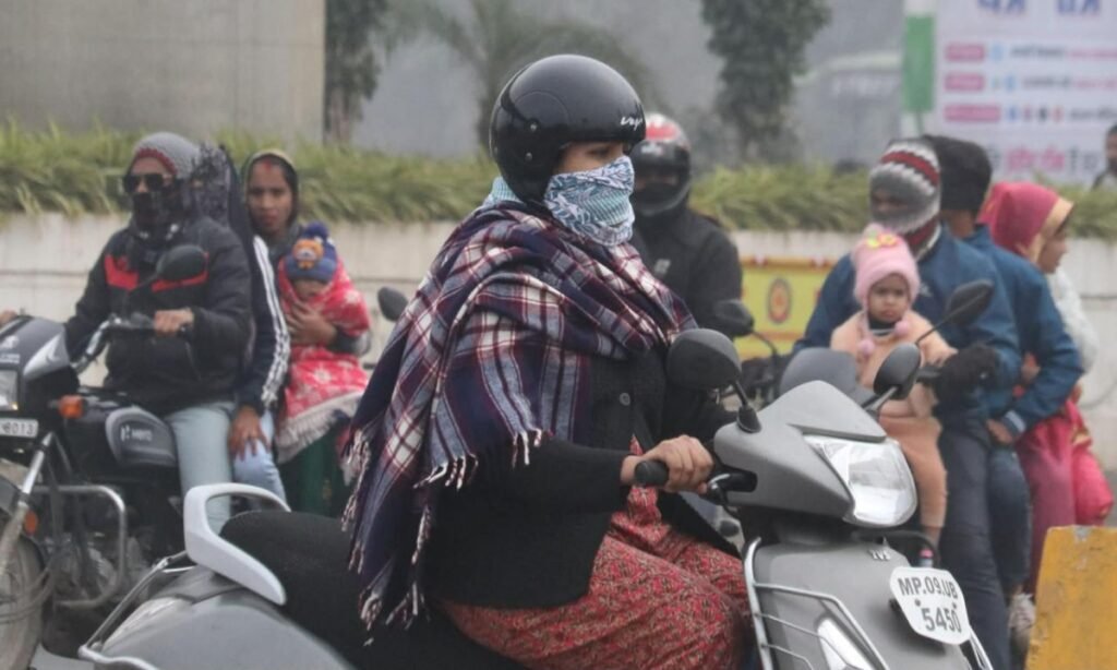 बर्फीली हवाओं से ठिठुरा शहर, रात और दिन का तापमान सामान्य से कम