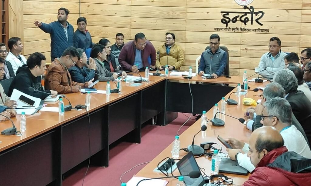 दिन भर में 80 ट्यूबेल्स का क्लोरीनेशन, संभागायुक्त पहुँचे क्षेत्र में