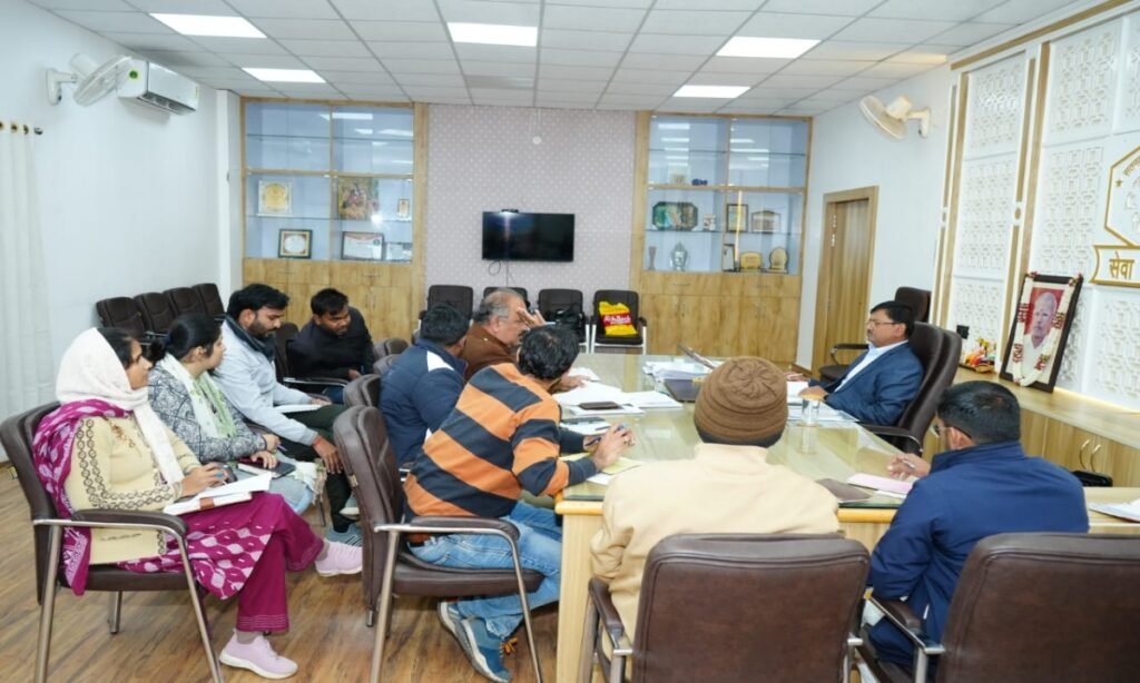 डामरीकरण:  सड़कों को लेकर महापौर ने ली समीक्षा बैठक, इंजीनियरों को दी हिदायत