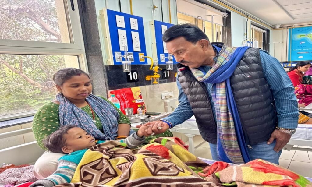 मंत्री सिलावट पहुंचे चाचा नेहरू और एमवाय अस्पताल, प्रभावितों से ली स्वास्थ्य की जानकारी