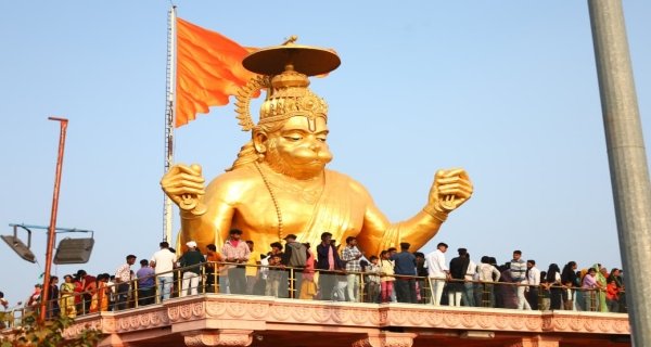 नए साल पर मंदिरों में उमड़े श्रद्धालु , दर्शन की लंबी कतारें