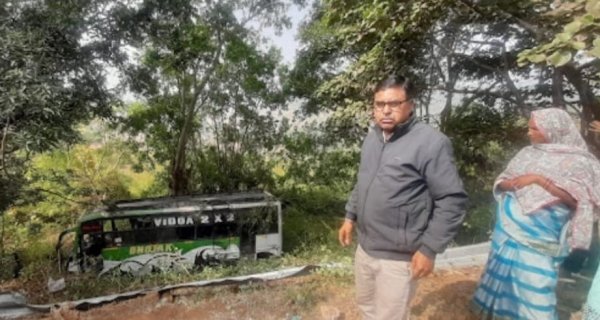 तेज रफ्तार बस खाई में गिरी  32 घायल, 3 गंभीर