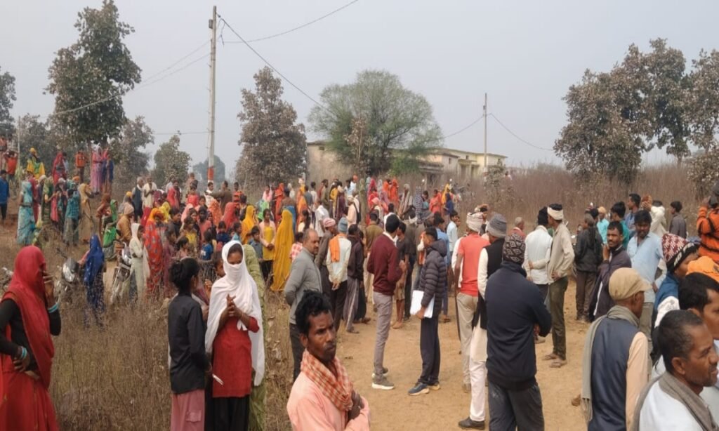 हृदय विदारक हादसा: मिट्टी धंसने से तीन की दर्दनाक मौत, गांव में मातम