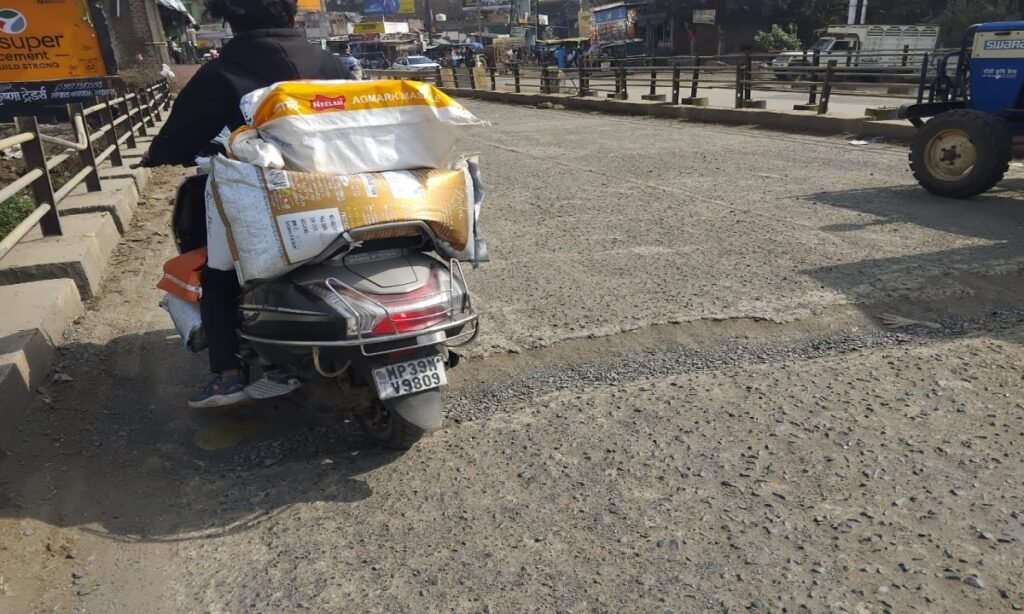 नवीन पुल पर मंडरा रहा जानलेवा खतरा, इंदौर नाका का नया पुल उखड़ा, आये दिन वाहन हो रहे दुर्घटनाग्रस्त