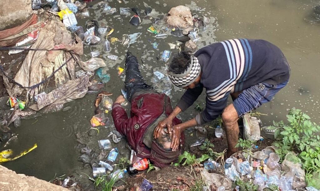 शराब की दुकान के बगल के नाले में मिला अज्ञात व्यक्ति का शव