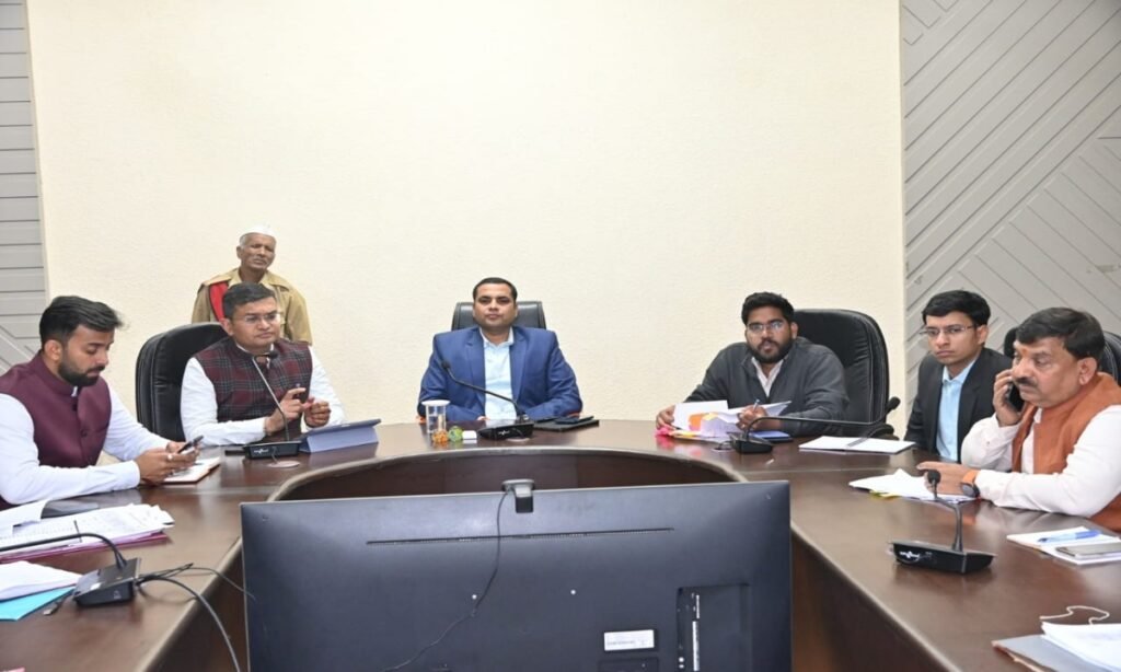 लंबित प्रकरणों का निराकरण व योजनाओं में गति लाएं: कलेक्टर