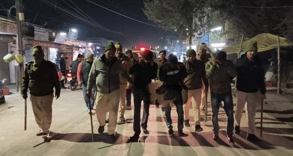 जहां बरसाए पत्थर वहीं पर पुलिस ने निकाला जुलूस