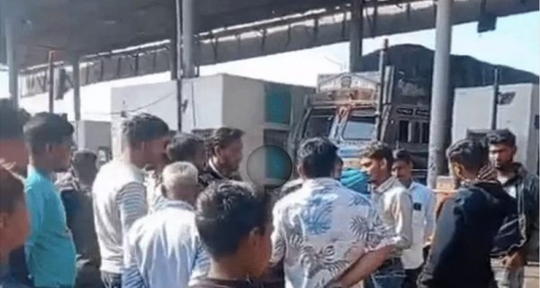 वेतन कटौती से नाराज टोल कर्मचारियों ने टोल का काम रोका, हाईवे पर लगा जाम