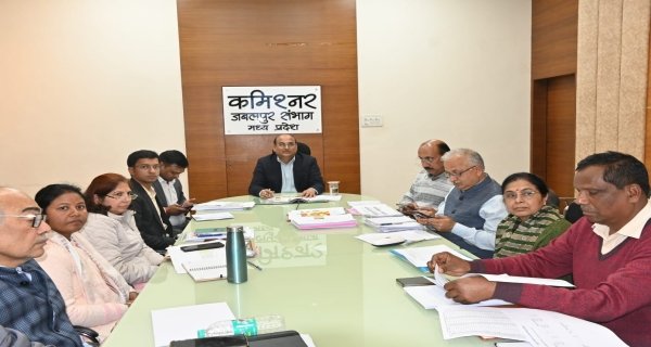 रोजगार योजनाओं के लक्ष्य समय-सीमा में पूरे हों : संभागायुक्त