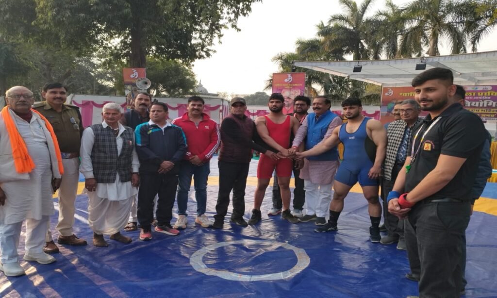 मेले में संभाग स्तरीय कुश्ती प्रतियोगिता में पहलवानों ने दिखाए दांव-पेच