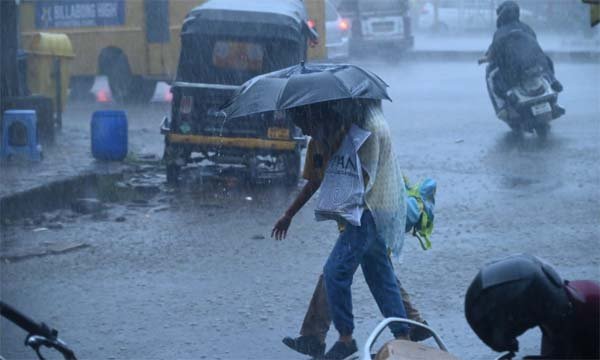 हल्की बारिश और बूंदाबांदी ने बढाई ठंड