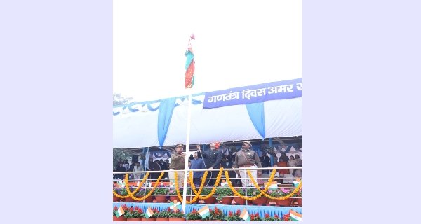 विद्युत कंपनियों के मुख्यालय में ऊर्जा सचिव ने किया ध्वजारोहण