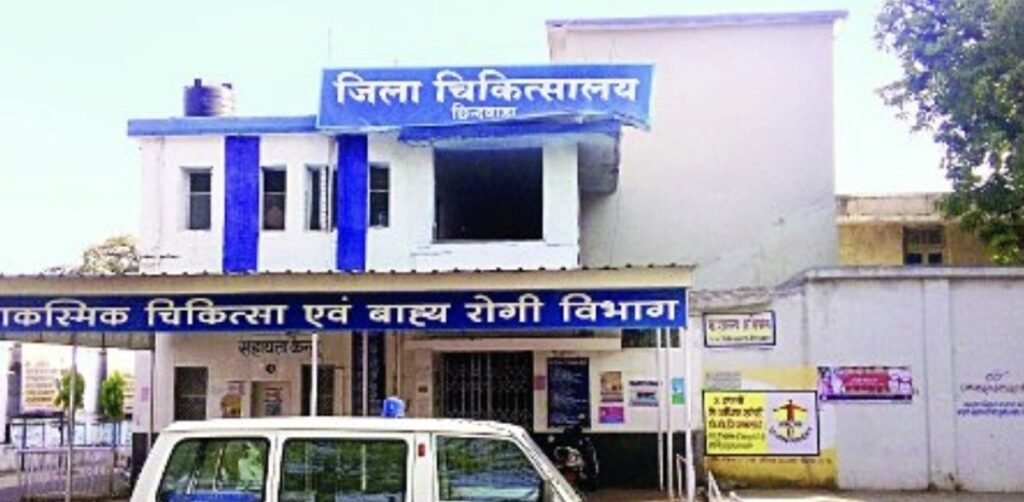 जिला अस्पताल के आईसीयू में घुसा युवक, तोड़फोड़ की कोशिश से मचा हड़कंप