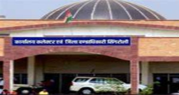 दो ट्रैक्टर जब्त, अभद्रता के प्रयास पर एफआईआर दर्ज