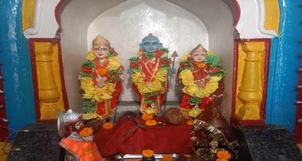 मंदिर में चोरों का धावा, मुकुट-छत्र ले गए चोर