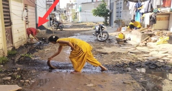सीवरेज लाइन नहीं होने से लोग खुद साफ करते हैं, घरों के सामने से गंदगी