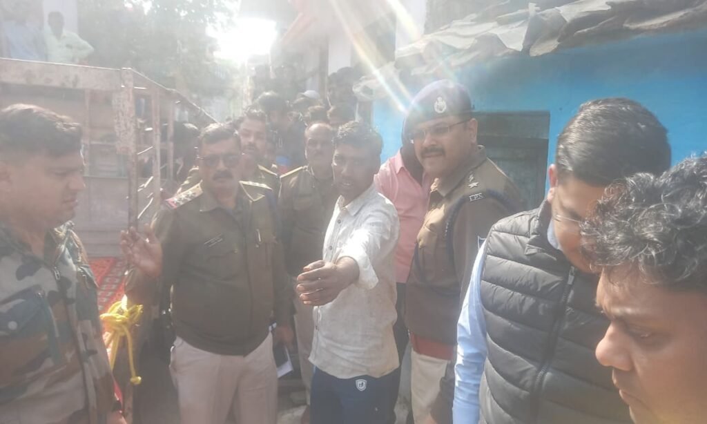 पति-पत्नी और मासूम की मौत के मामले में तेंदूखेड़ा पहुंचे एसपी, जांच के लिए बुलाई गई एफएसएल व डॉग स्क्वायड