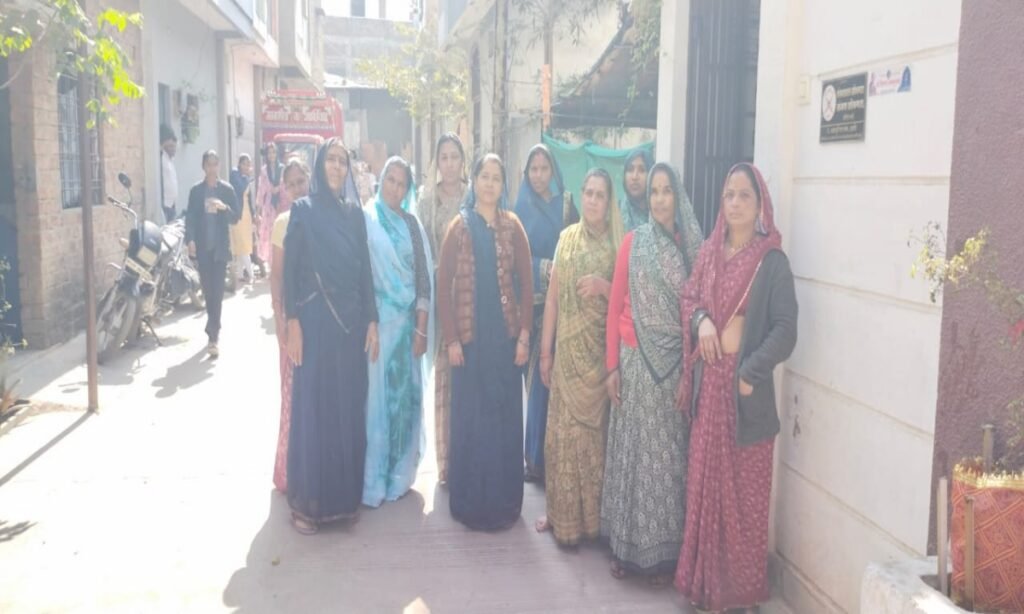 पानी के लिए दूसरे के निजी बोरिंग के भरोसे रहवासी