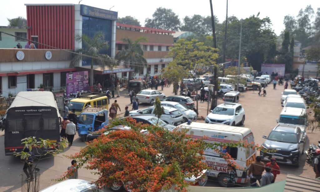 जिला चिकित्सालय परिसर में फिर अराजक हुई पार्किंग व्यवस्था