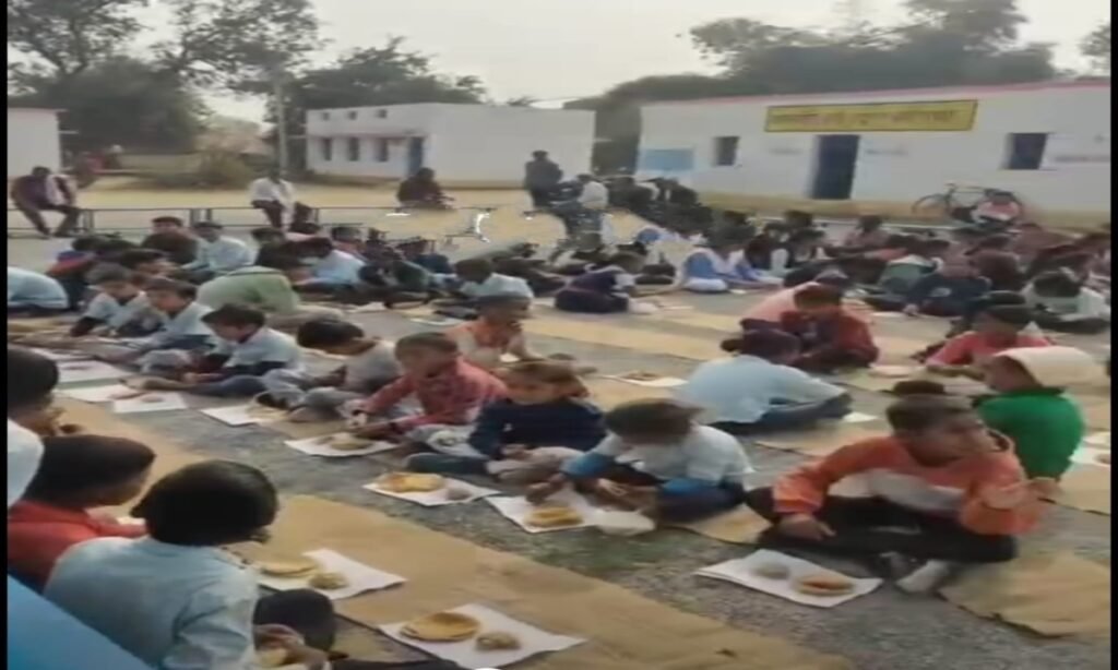 गणतंत्र दिवस पर बच्चों ने रद्दी कागज पर खाया मिड डे मील
