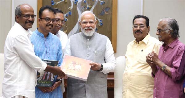 ‘केरलम’ : मलयाली साहित्यकारों ने मोदी से मिलकर जताया आभार